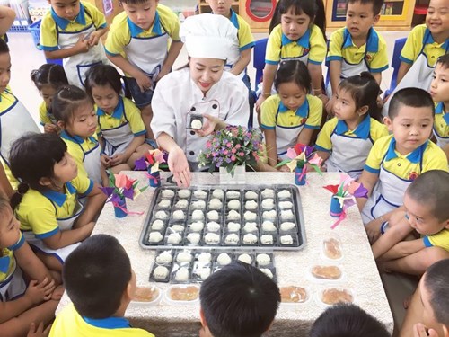 Các bé trường mầm non Thạch Bàn thực hành kĩ năng làm bánh trung thu 